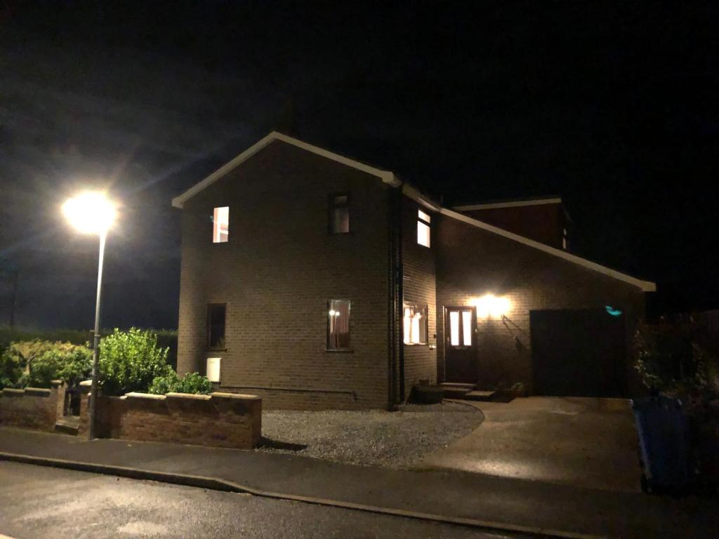 Number One - Fully Equipped Self Catering Four Bedroom House next to Dunedin, 15 mins to Spurn, 20 mins to Saltend, 12 mins to Easington, Patrington
