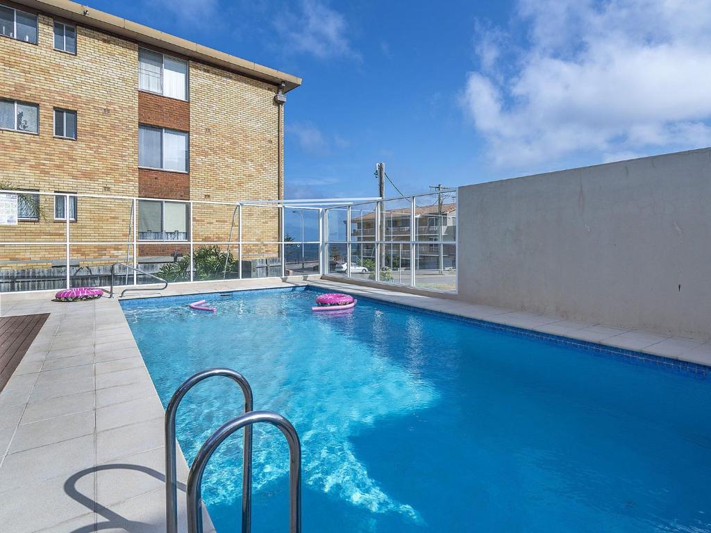 The Sands Unit 5, The Entrance