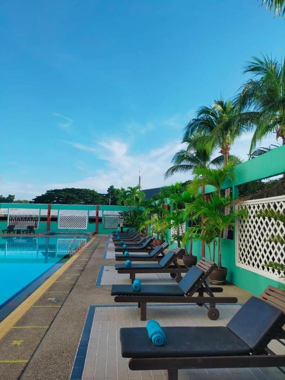 Swimming pool, Hua Hin Grand Hotel & Plaza in Hua Hin / Cha-am