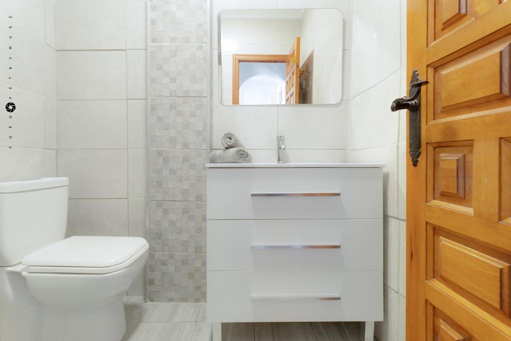 Apartment with pool, sea views & balcony less than 10min walk to La Mata Beach! photo