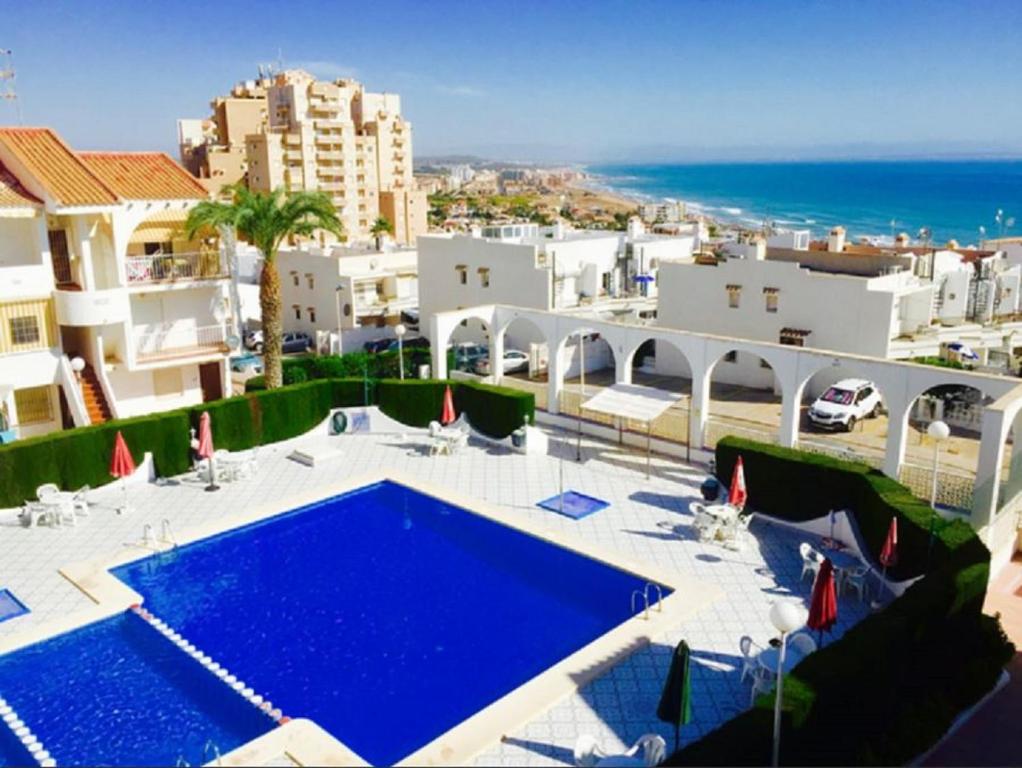 Apartment with pool, sea views &amp; balcony less than 10min walk to La Mata Beach! — Hotel in Torrevieja