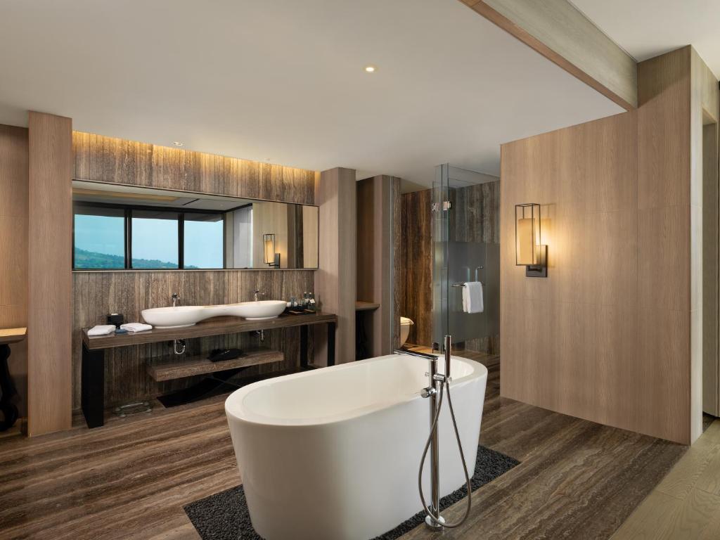 Bathroom, Royal Tulip Gunung Geulis Resort and Golf in Puncak