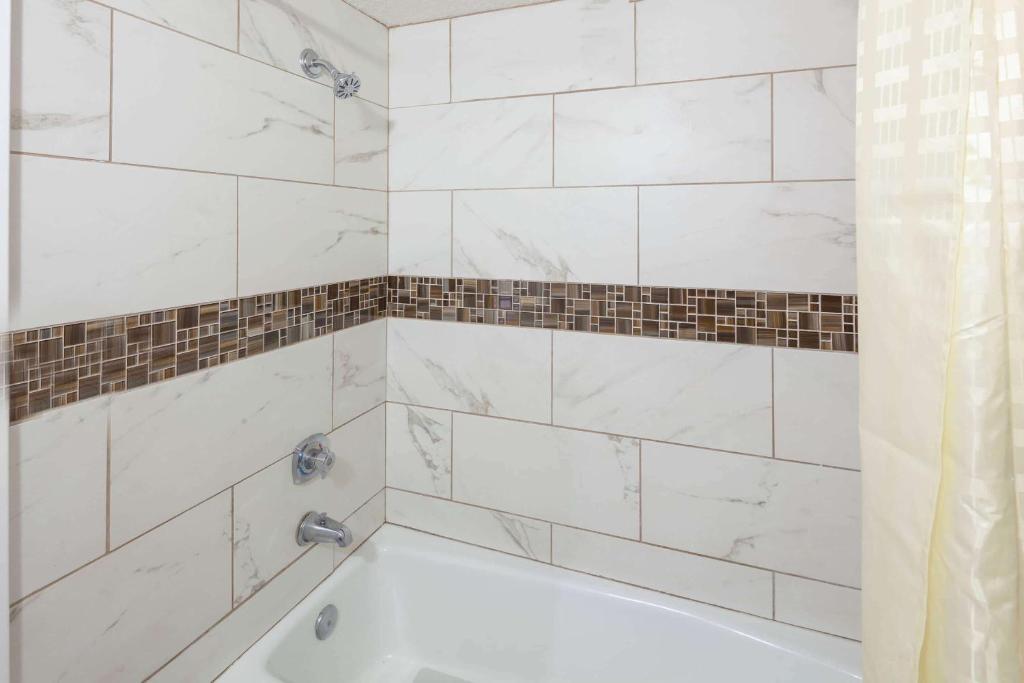 Travelodge by Wyndham Harbor City photo