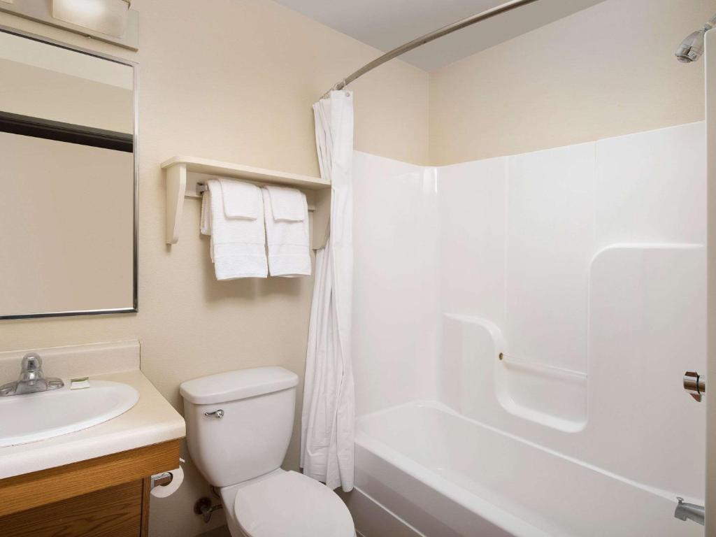 WoodSpring Suites Chicago Darien photo