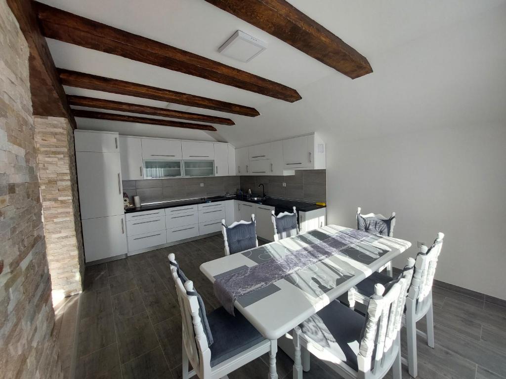 Apartman Milena Pale - dva garazna parking mjesta - 3
