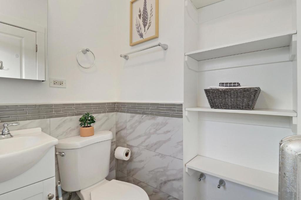 Alluring Portage Park Studio Apt close to Shops - Leland 1N photo