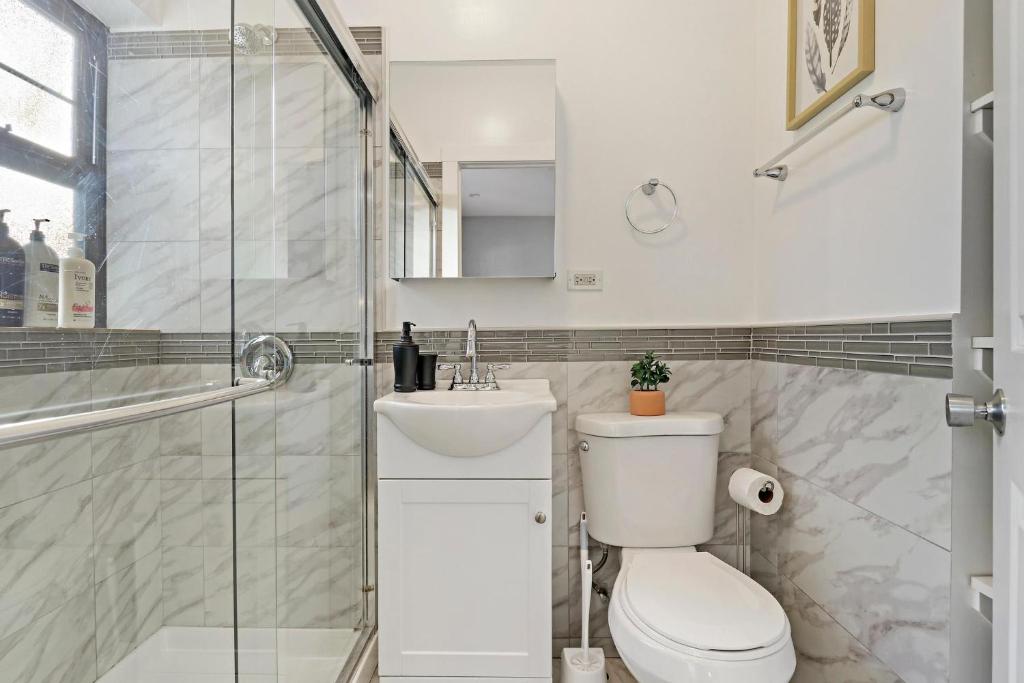 Alluring Portage Park Studio Apt close to Shops - Leland 1N photo
