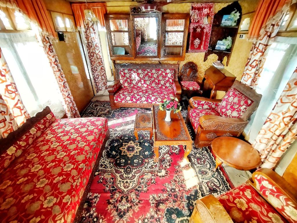 Houseboat Raja's Palace, Dal Lake photo