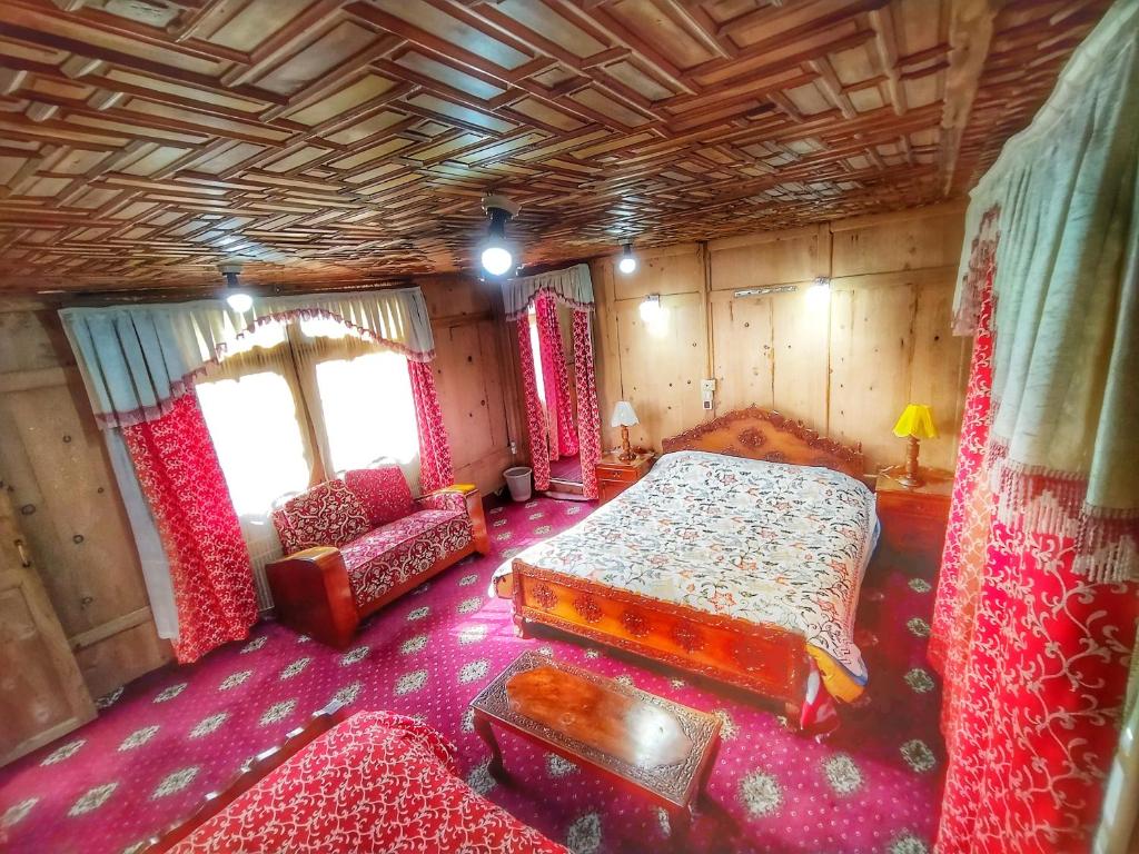 Houseboat Raja's Palace, Dal Lake photo