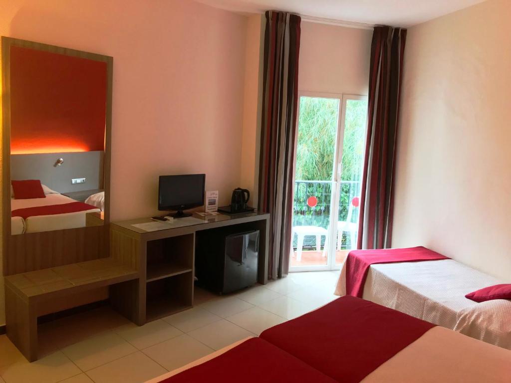 Hotel Nerja Club by Dorobe — Hotel rooms in Nerja, Andalusia