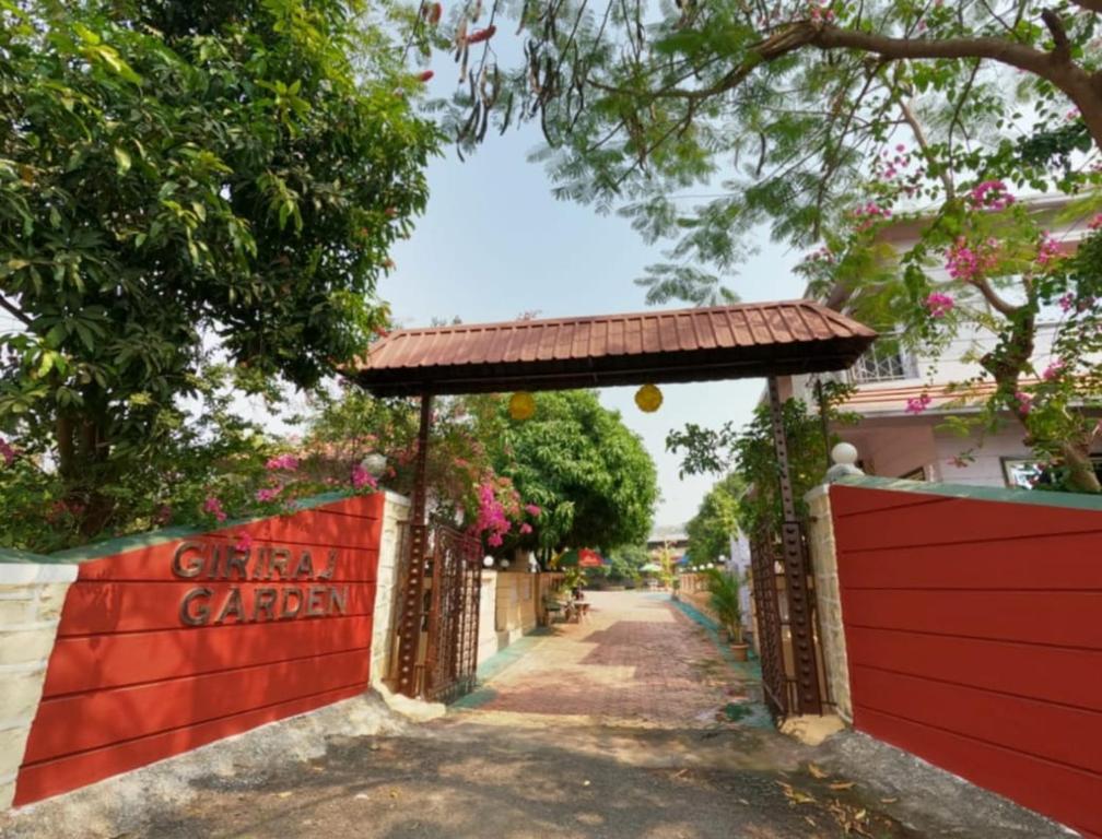 Giriraj Garden Resort, Alibaug — Hotel in Pezari