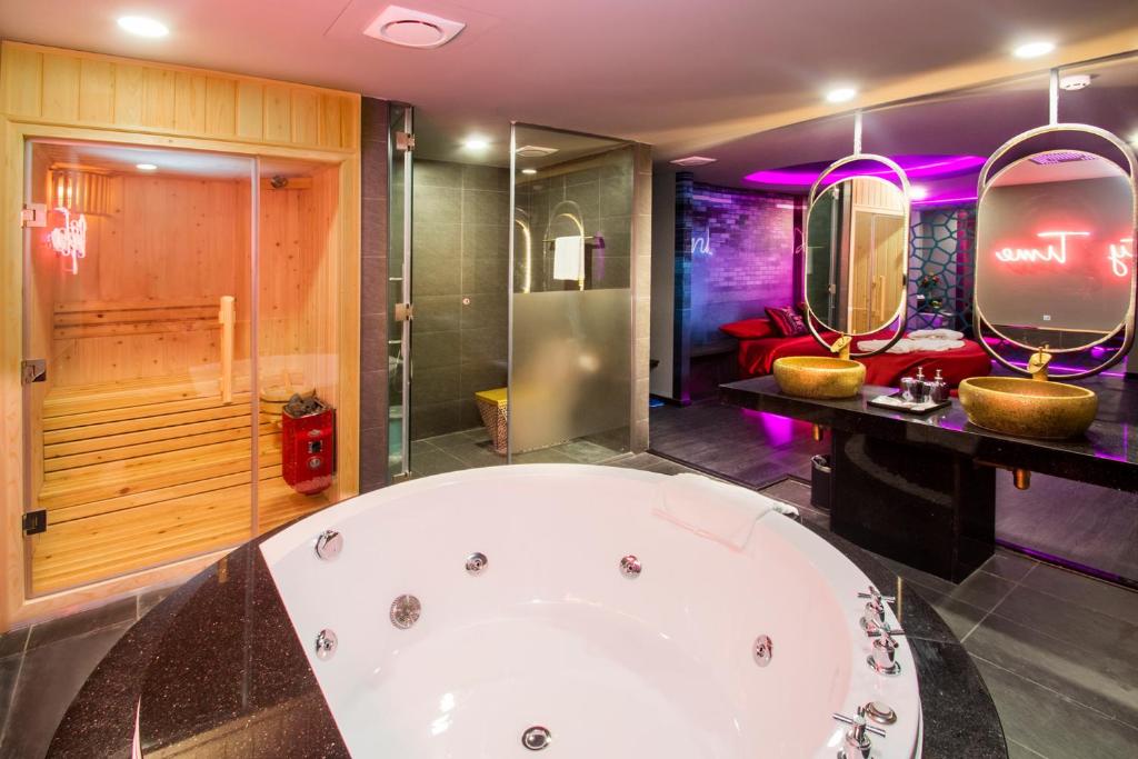 Bathroom, Eros Hotel 2 - Love Hotel in Ho Chi Minh City