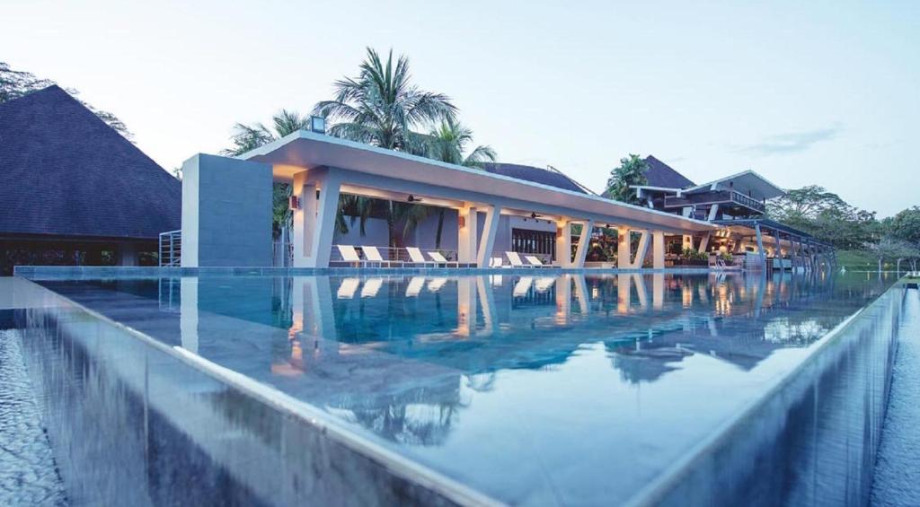 Modern Bali Resort by HostaHome, 10mins to Legoland photo