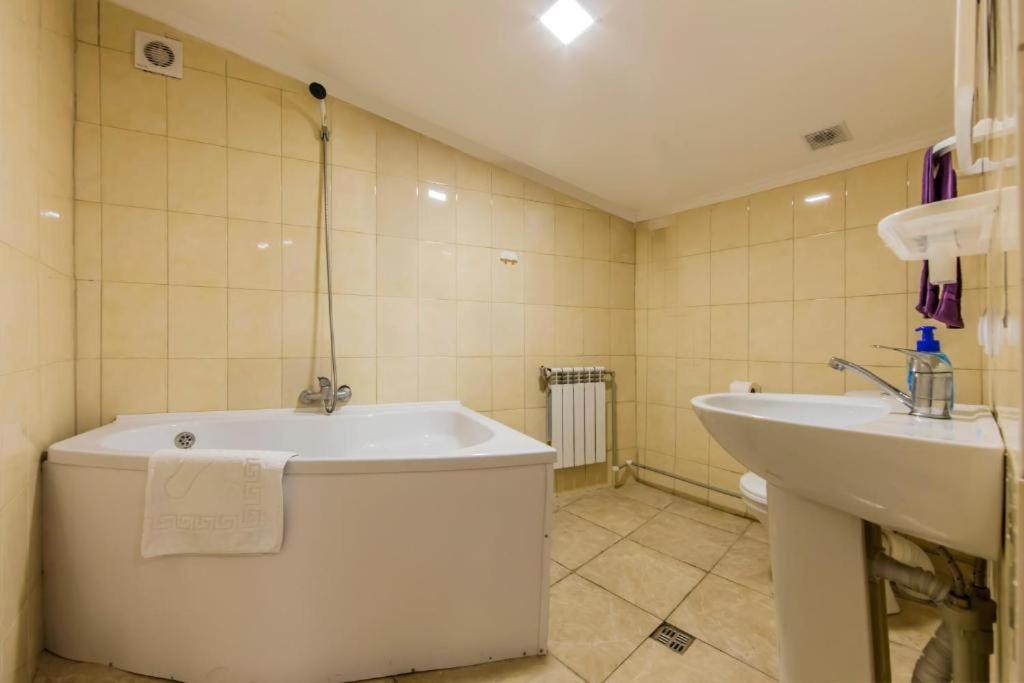 Комфортныи номер в уютном апарт-отеле (центр) photo