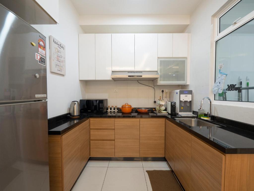 Seaview condo near RF Mall, Food Court & Free Netflix photo