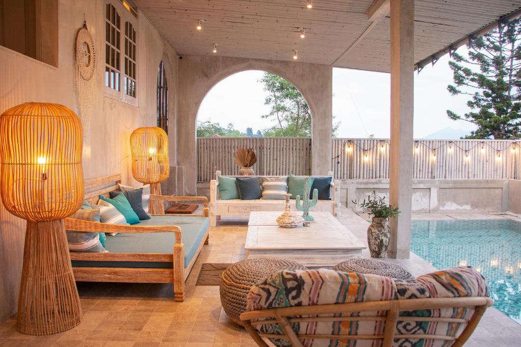 치베우레움의 빌라 400m² 침실 4개 프라이빗 욕실 5개 Villa Ellena - graceful mood inside Pesona Alam 전경