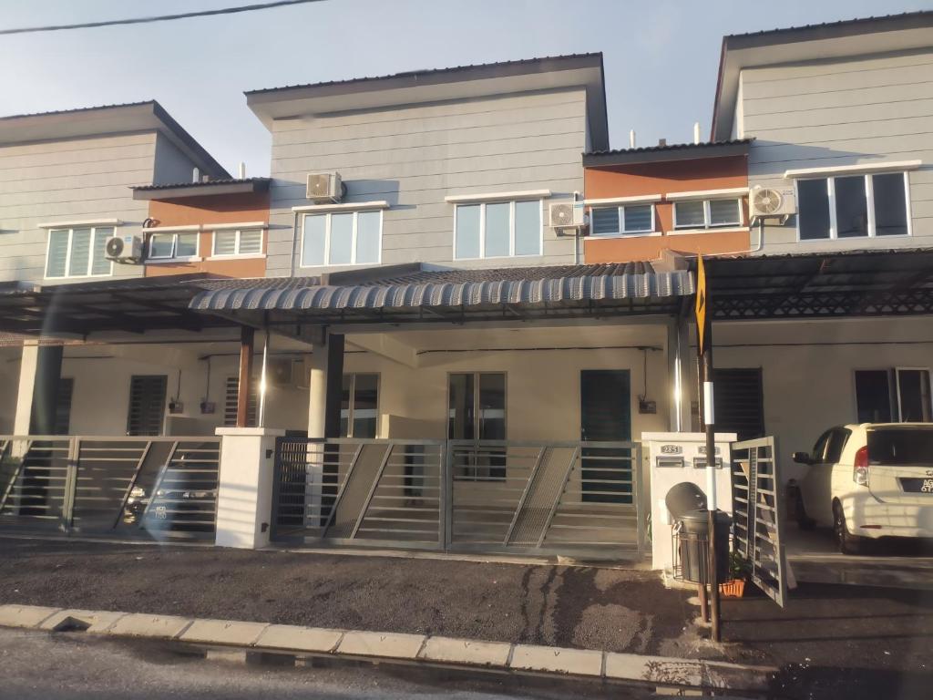 LYNN HOMESTAY SERI ISKANDAR photo