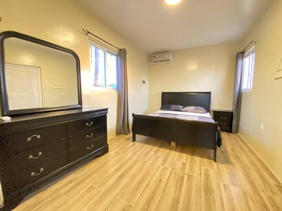 Spacious Apartment Minutes from the Beach 전경