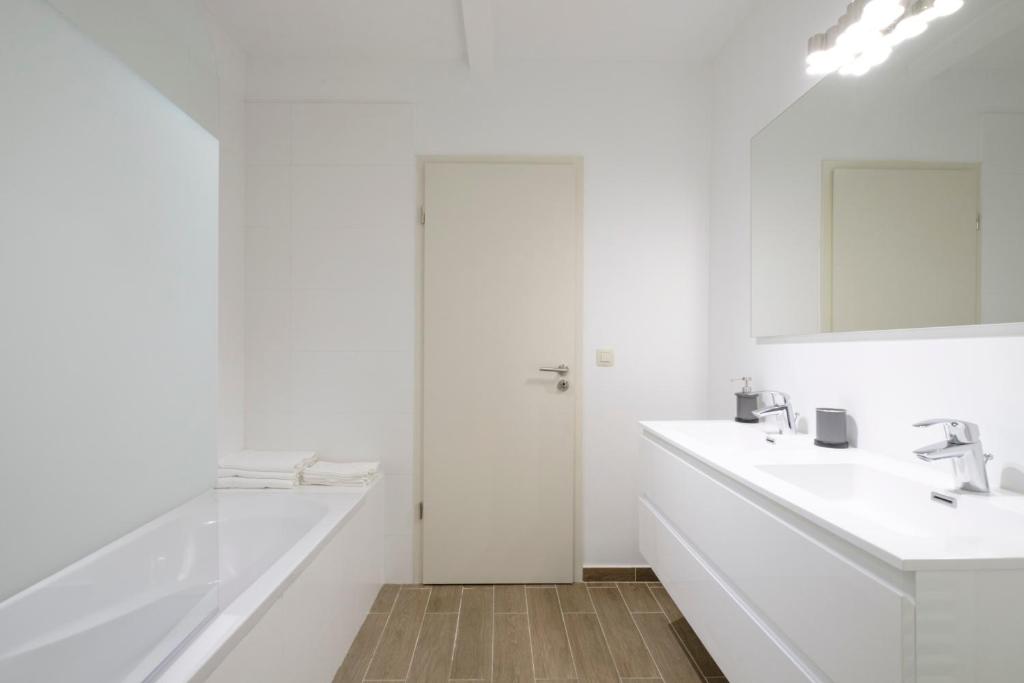 Ilot Sacre Apartments photo