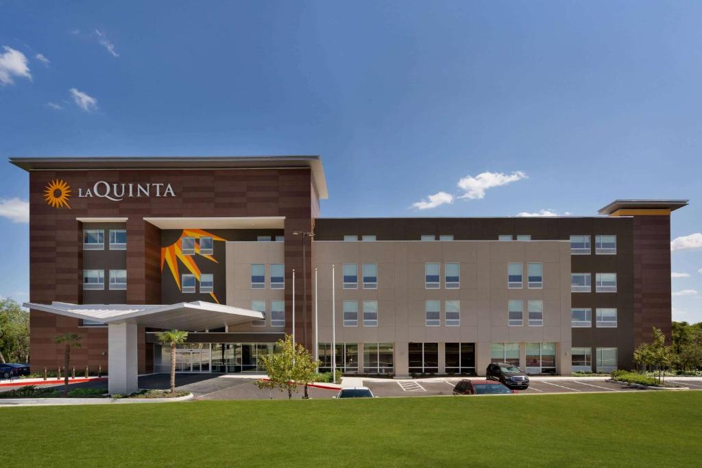 La Quinta Inn & Suites by Wyndham San Antonio Seaworld/LAFB photo
