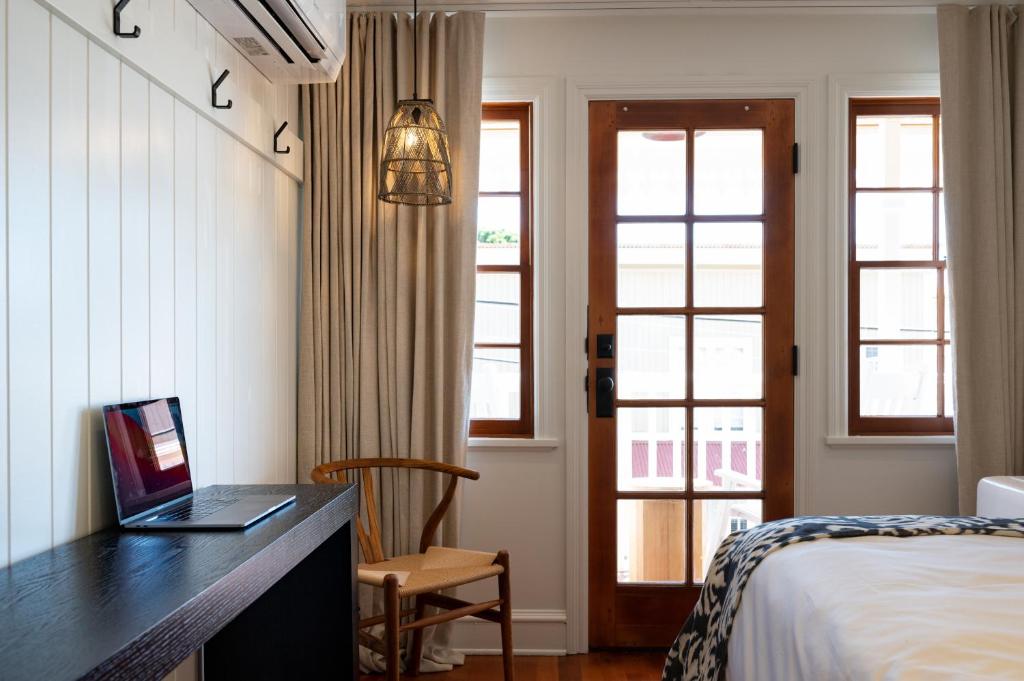 Lahaina Inn Photo 10