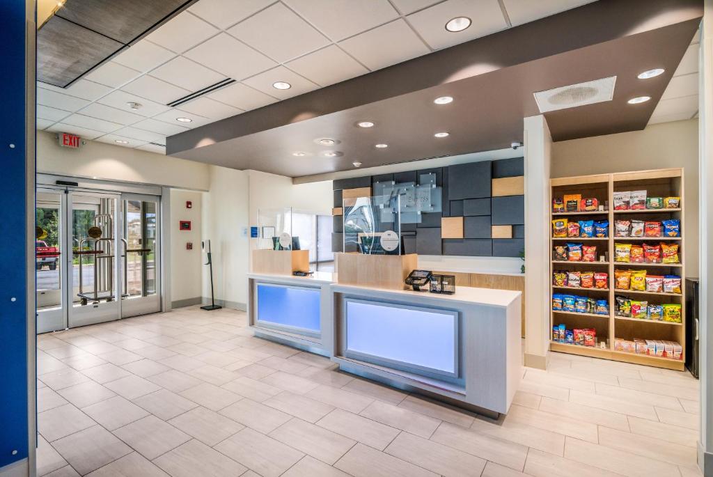 Holiday Inn Express and Suites Asheboro photo
