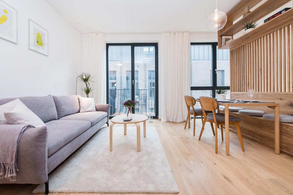 cohost I NEW Apartment w-balcony, Self check-in at the Renesanso Complex, Vilnius