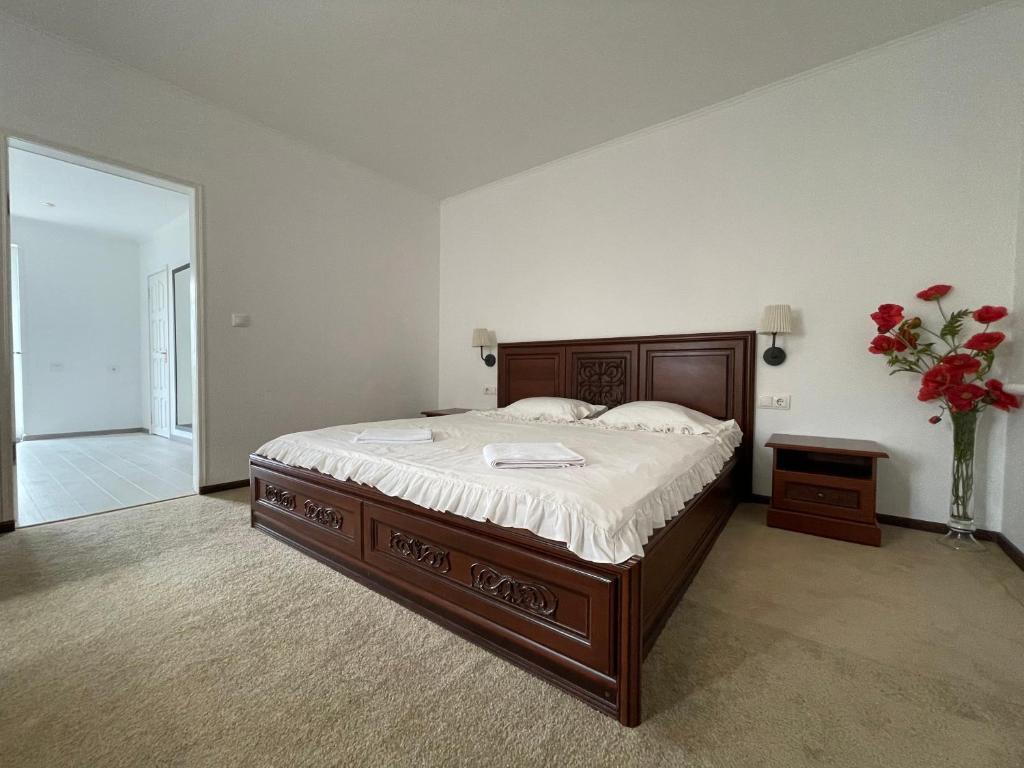 Apartments with kitchen and garden, Kyjev