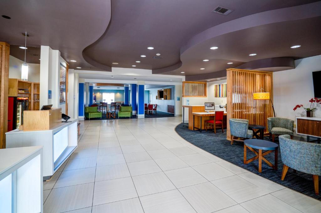 Holiday Inn Express Hotel Winona North photo