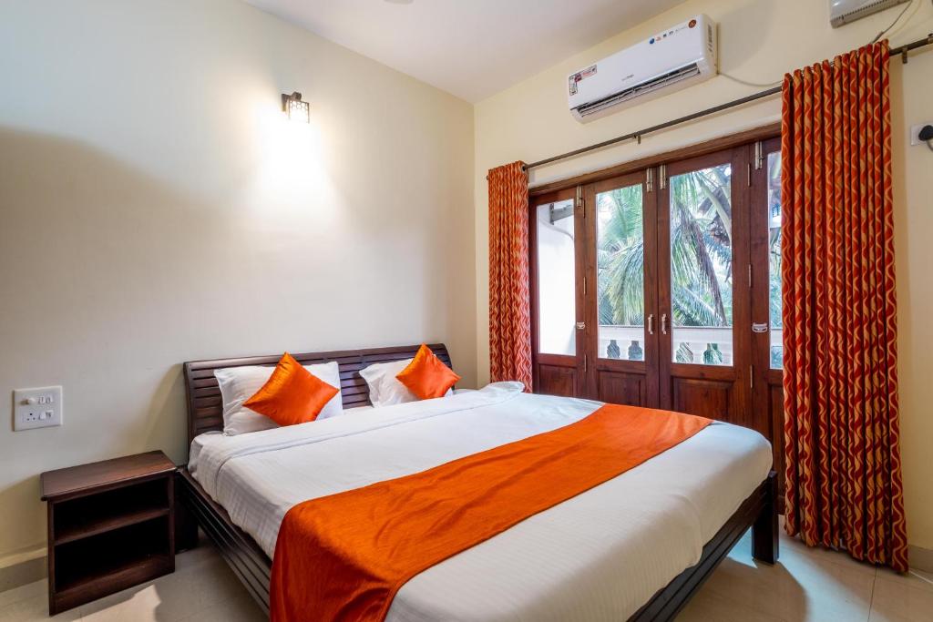 Turquoise 2BHK w pool w WIFI close to the beach by Roamhome — Hotel in Goa