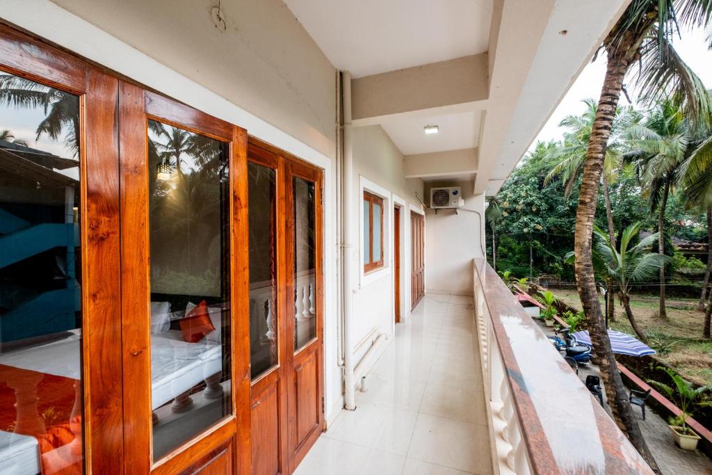 Turquoise 2BHK w pool w WIFI close to the beach by Roamhome photo