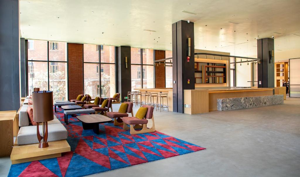 4. Hyatt Pl..