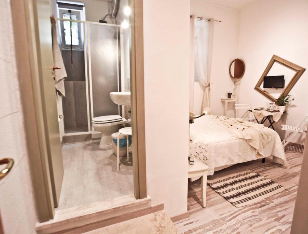 Double Room with Private Bathroom, SottosopraSannio in Rome