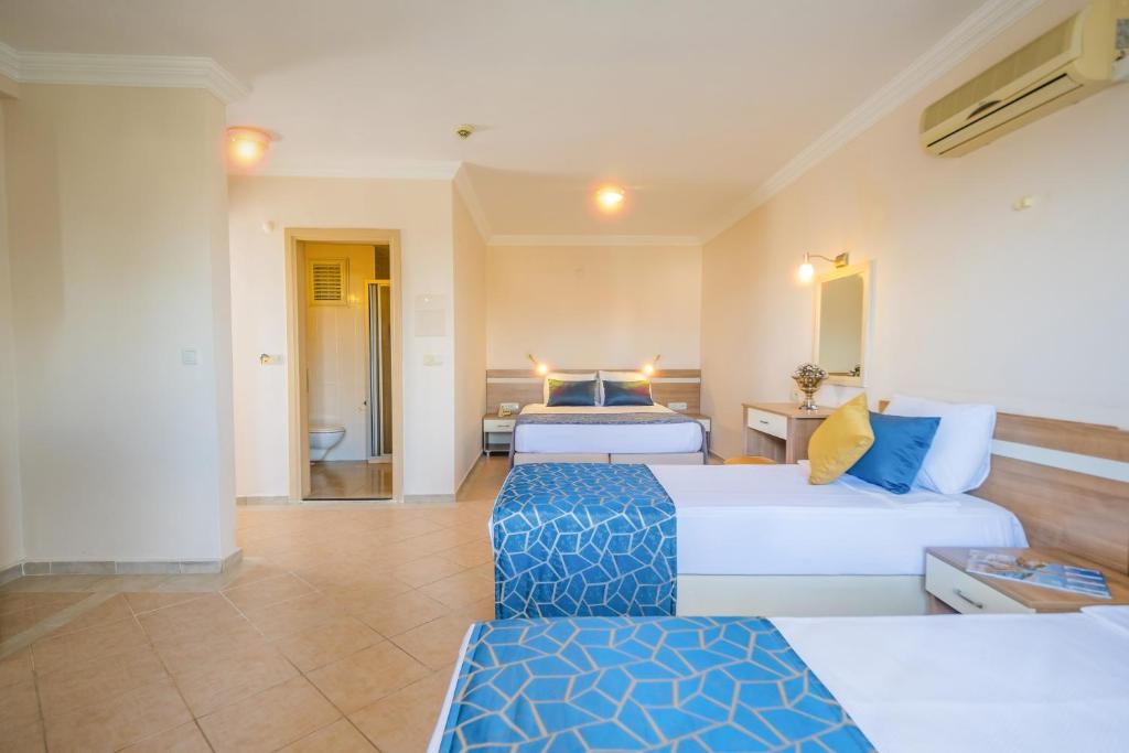 Catty Cats Garden Hotel — Side
