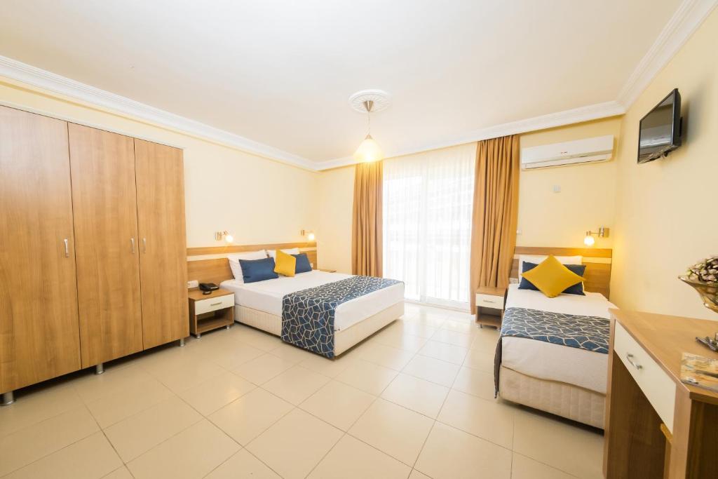 Catty Cats Garden Hotel — Side