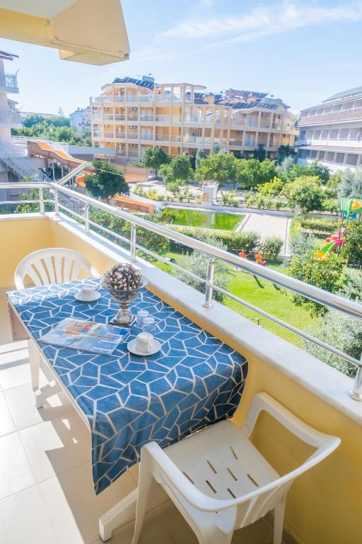 Catty Cats Garden Hotel — Side
