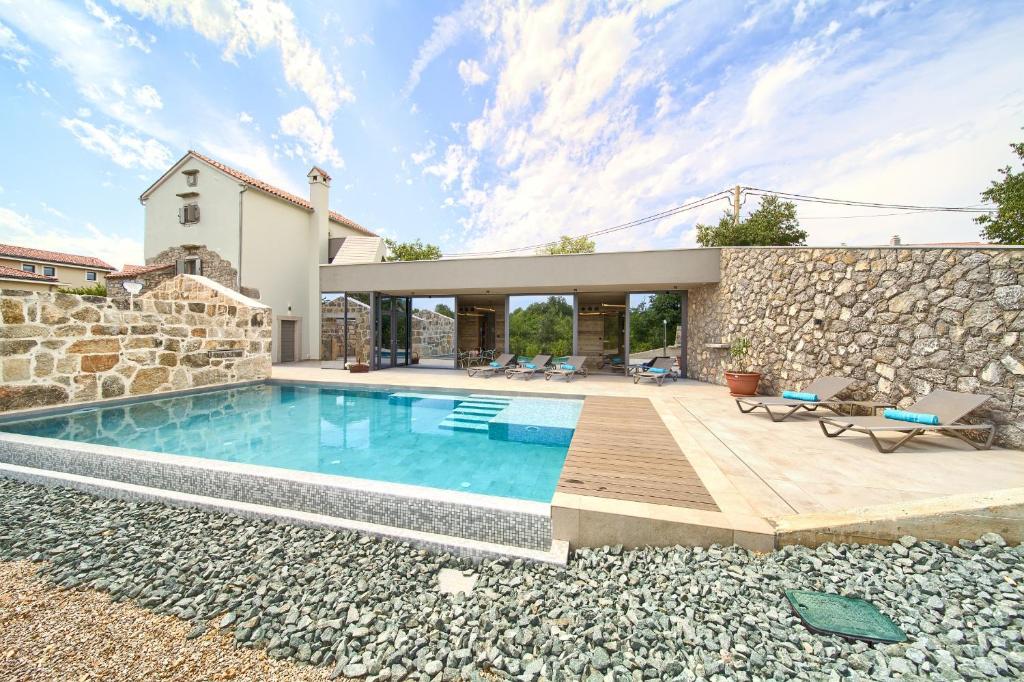 Luxury Jerini House with pool and wellness, Bajčići
