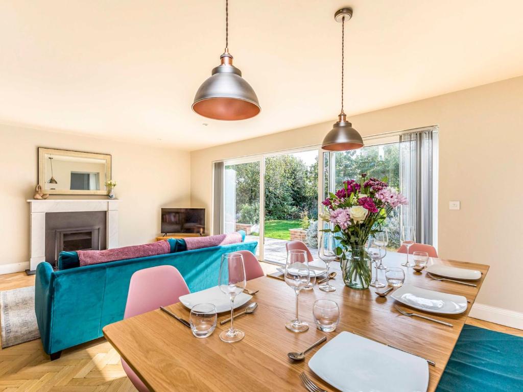 Pass the Keys Stylish and fresh 4 bed beach house with garden, Chichester
