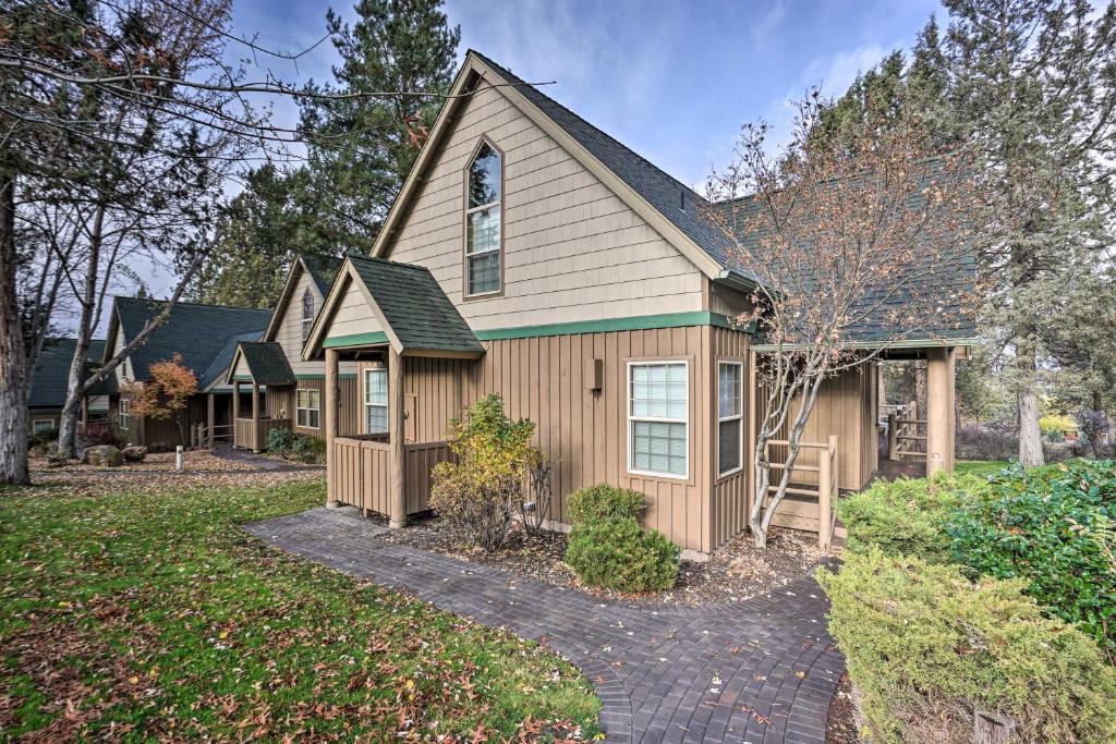 Chalet at Running Y Resort with Wraparound Deck!, Klamath Falls