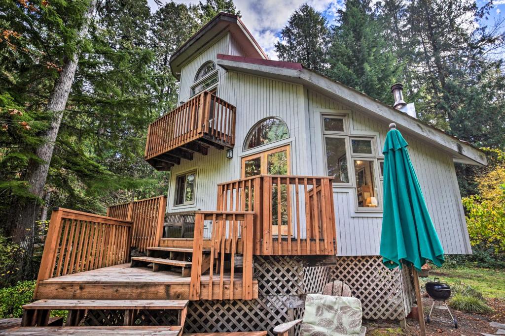 Enchanting Escape with Hot Tub, Decks and Views!, McKenzie Bridge