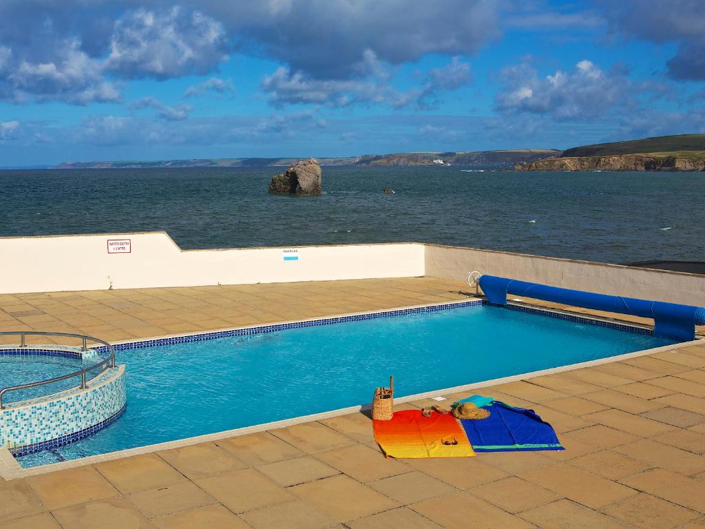 3 Thurlestone Rock photo 4