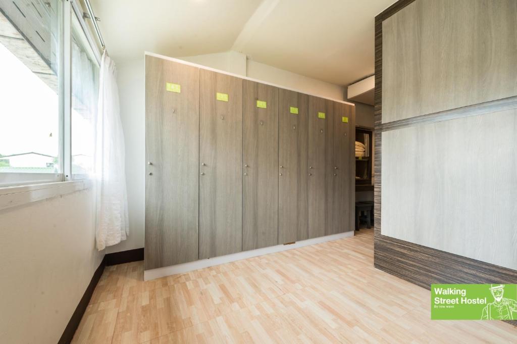 walking street hostel by new wave photo