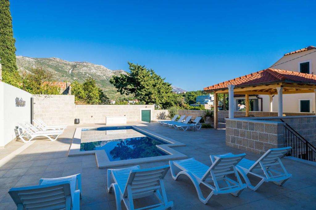 Residence & Pool Villa Schwarz Suites スイミングプール