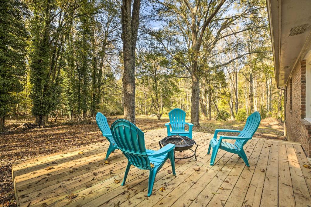 Acworth Retreat with Fireplace, Deck, 3 Acres!
