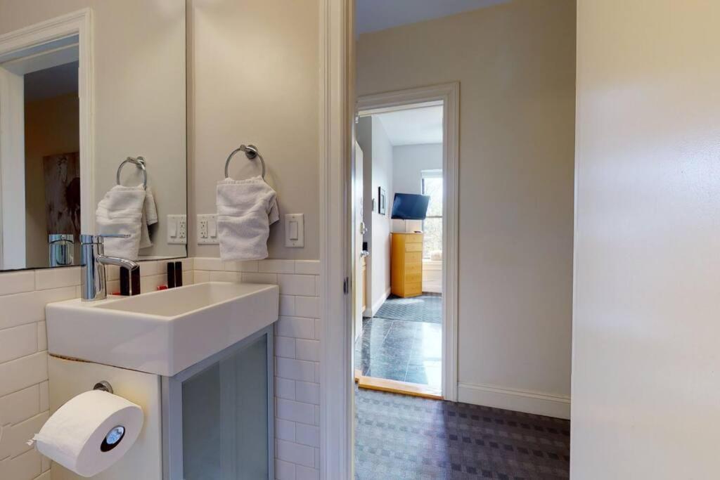 Stylish Downtown Studio in the Boston, C.Ave #34 photo