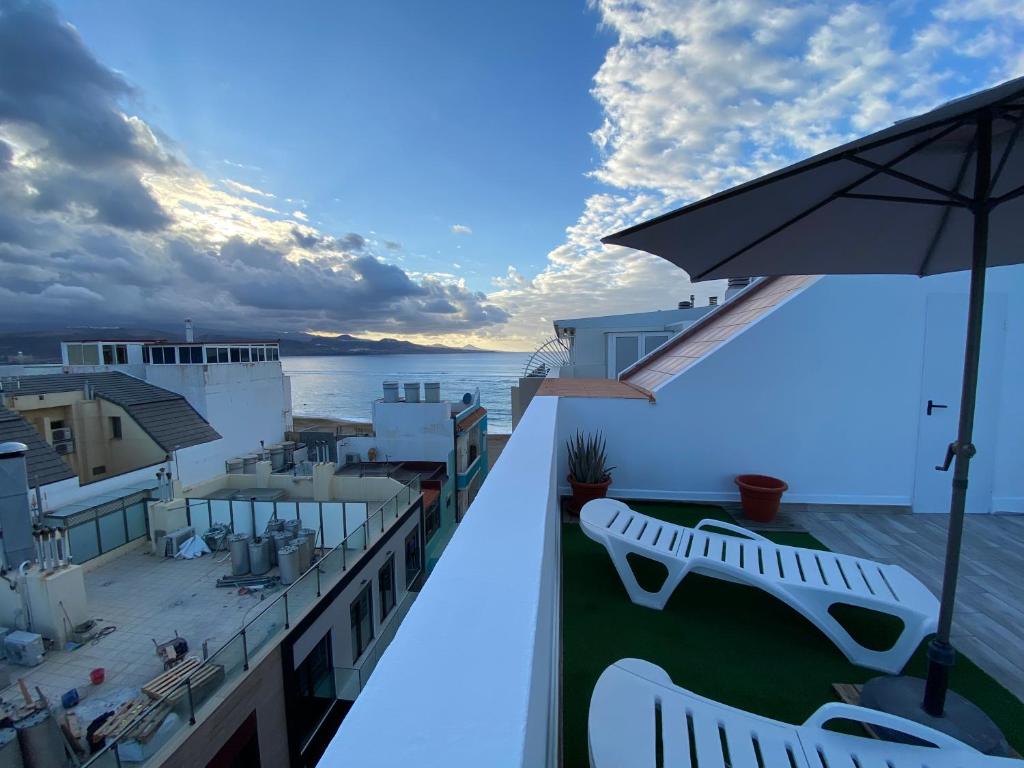 Holiday Home & Rooftop Lounge - 2
