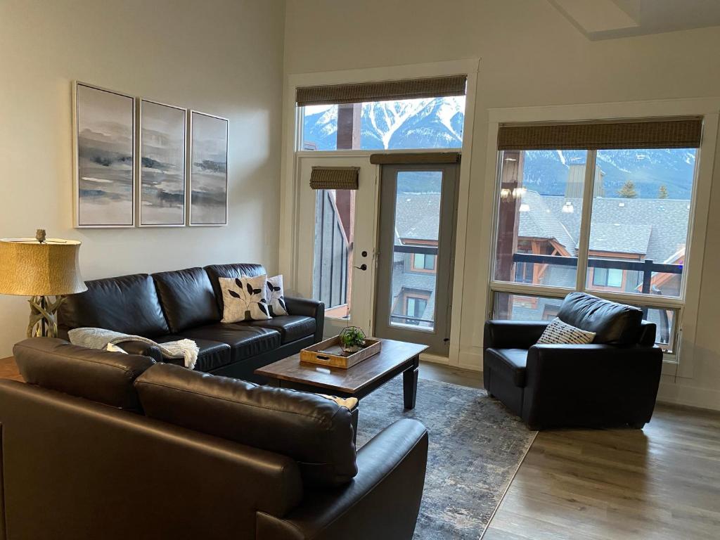 Spectacular Penthouse With Amazing Views, Indoor Pool and Hot tub, Canmore
