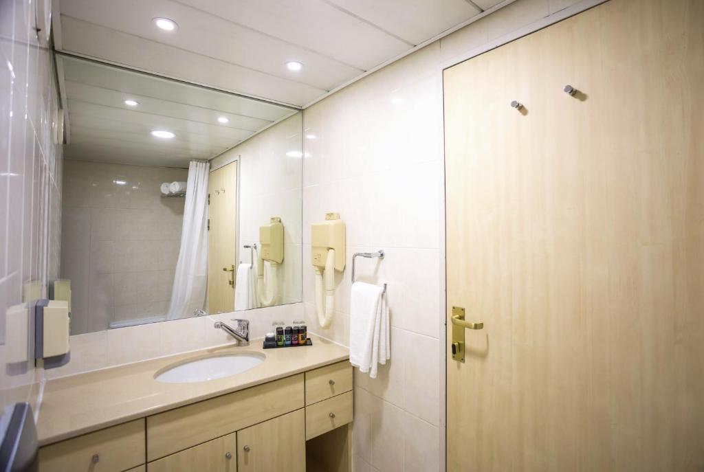 Ramada by Wyndham Ramat Gan photo