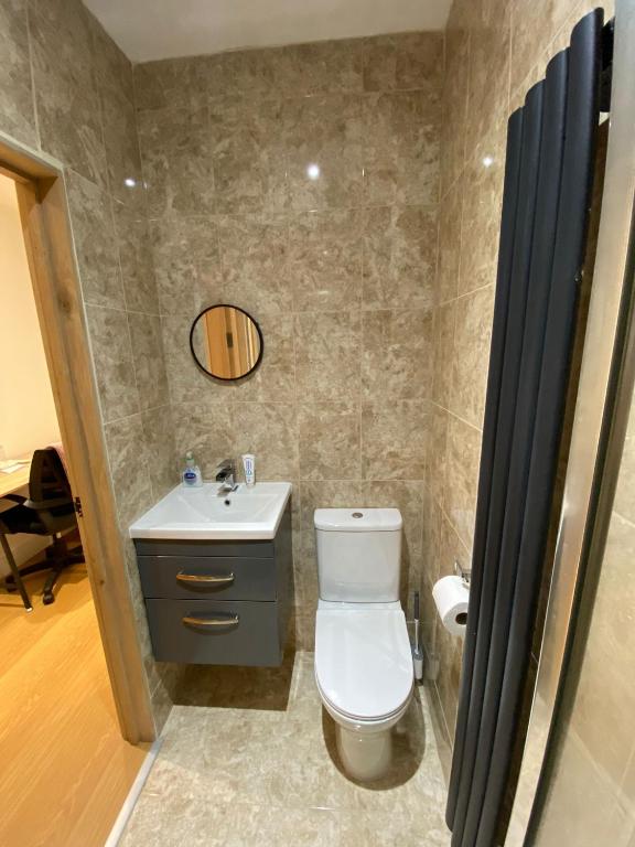 Double Bedroom with en-suite shower & free parking photo