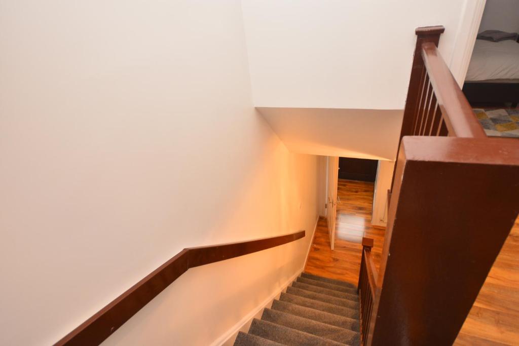 Newly refurbished 3 bedroom house London photo